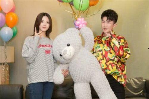 娱乐圈吃瓜背景图片大全,揭秘吃瓜群众背后的精彩瞬间  第1张